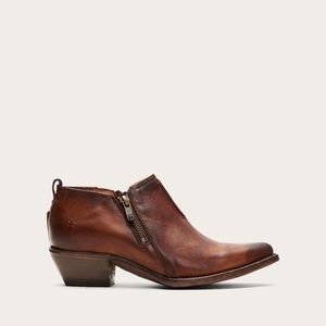 FRYE } Sacha Shootie in Cognac